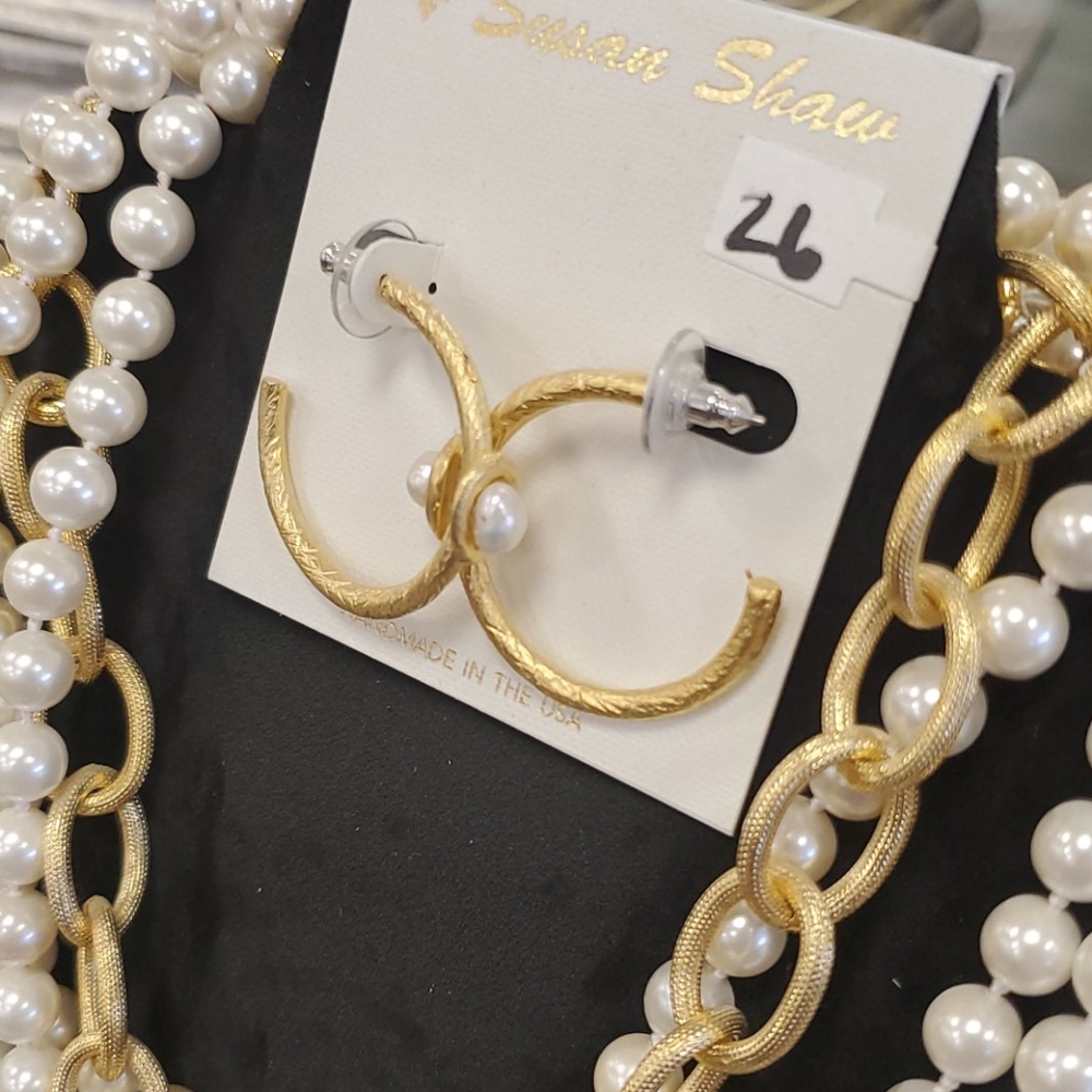 Motherboard pearl and gold hoop earrings